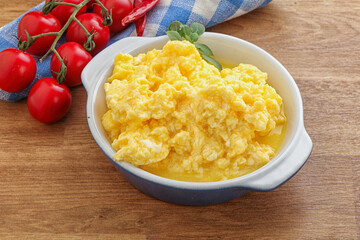 Scrambledd egg in the bowl