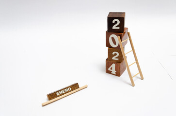 Objetivos y metas para año nuevo 2024. Cubos de madera que forman el año 2024, escalera, año en...
