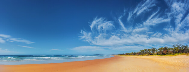 Wide view of Tallow Beach, Byron Bay, New South Wales, Australia - obrazy, fototapety, plakaty