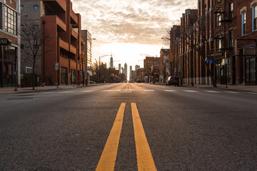 Chicago City, Illinois: April 6, 2020. Morning during the lockdown of the city during the stay at home mandate. Chicago City empty streets under the coronavirus. City under lockdown. - obrazy, fototapety, plakaty