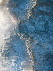 눈내린 산의 눈쌓인 나무들의 아름다운 풍경