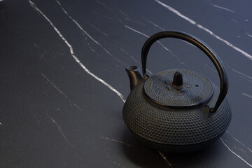 茶道具として考案された日本の伝統的な湯沸かしの鉄瓶
