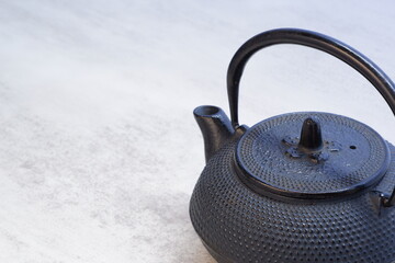 茶道具として考案された日本の伝統的な湯沸かしの鉄瓶
