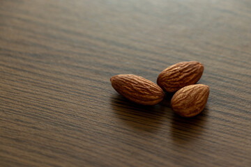 テーブルの上に三粒のアーモンド