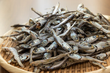 竹のザルに盛られた小魚の干物