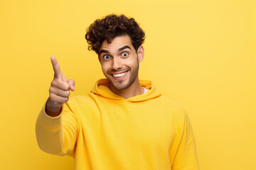 Naklejka premium hispanic handsome man laughing, looking happy, positive and surprised, realizing a great idea pointing