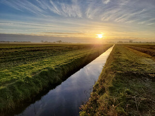 Kanały w Holandii, krajobraz o poranku.