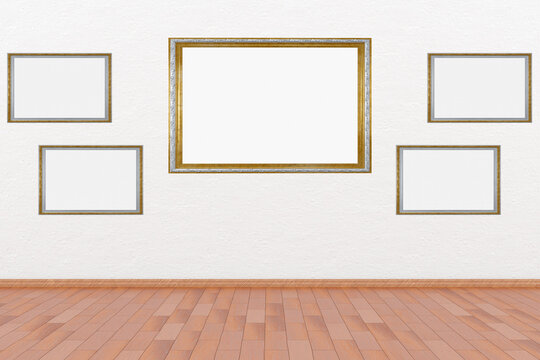 Cornici, quadri vuoti in mostra su muro bianco. Cinque cornici con spazio vuoto per inserimento di testo o immagini. Cornici argento e oro.