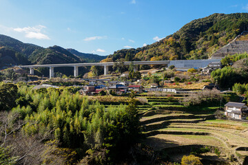 伊豆縦貫道の2023年開通区間と棚田の風景