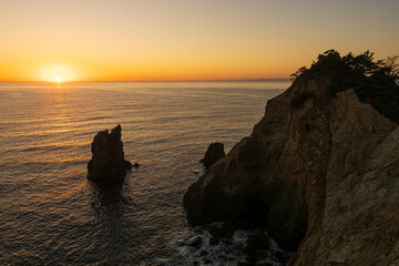 黄金崎、駿河湾に沈む夕陽と馬ロック