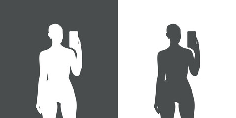Silueta de mujer desnuda de pie haciendo una foto selfie en el teléfono en el espejo para las redes sociales