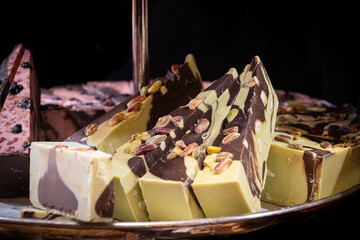 S&uuml;&szlig;igkeiten aus Schokolade in Form von Tortenst&uuml;cken pr&auml;sentiert auf einem Weihnachtsmarkt in Kopenhagen, D&auml;nemark