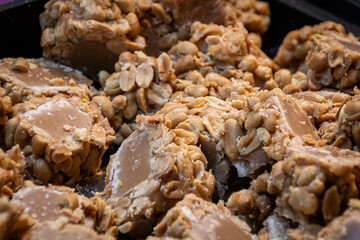 S&uuml;&szlig;igkeiten aus Erdn&uuml;ssen, Nougat und Schokolade angeboten an einem Stand auf einem Weihnachtsmarkt in Kopenhagen, D&auml;nemark