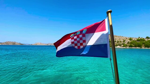 Flaga Chorwacji powiewa na statku na morzu