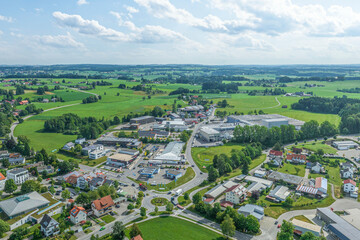Fototapeta na wymiar Die Gemeinde Vogt in Oberschwaben von oben, Blick zum Gewerbegebiet