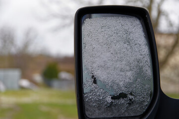 Atak zimy i śniegu, zaśnieżone lusterko samochodu. - obrazy, fototapety, plakaty
