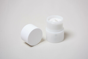 白いフタの男性向けヘアワックス