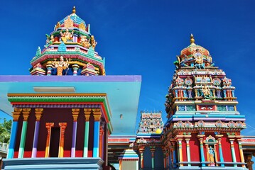 青空に映えるスリ シヴァ スブラマニアン寺院　ナンディ / フィジー