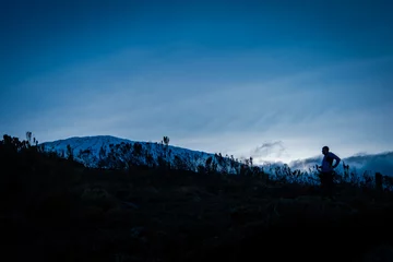 Photo sur Plexiglas Kilimandjaro Man watching Kilimanjaro at dawn