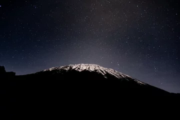 Papier Peint photo autocollant Kilimandjaro Kilimanjaro's Kibo peak under the night sky