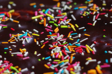 Świąteczne ciasto czekoladowe z kolorową posypką. - obrazy, fototapety, plakaty