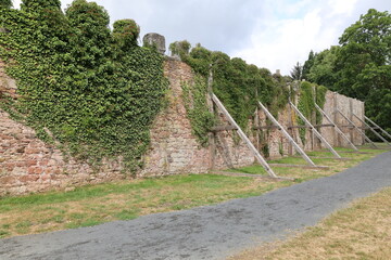 Historische Mauer in der Altstadt von Wächtersbach in Hessen