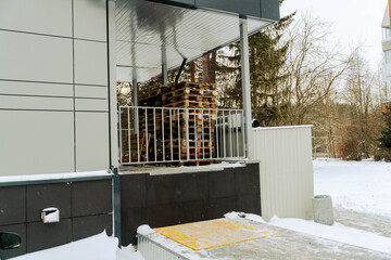 Wooden Pallets Stacked at Store's Unloading Point for Transport and Logistics
