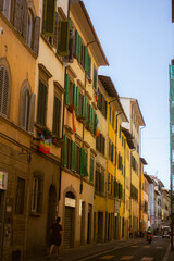 Grüne Klappläden, Balkon, gelbes Haus in Italien, Toskana, Toscana, Sommer, Urlaub, Architektur, Landschaft