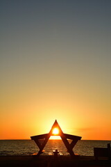 海府ふれあい公園と日本海に沈む夕日（新潟県）