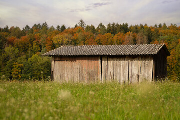 Alte rustikale Holzhütte in den Hügeln und Wäldern
