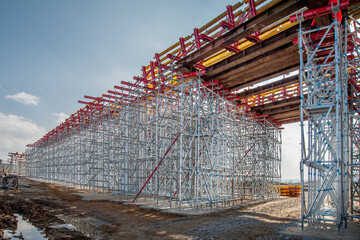 The system of supporting scaffolding and beams in the construction of the bridge.