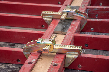 Two galvanized clamps connect the formwork panels.