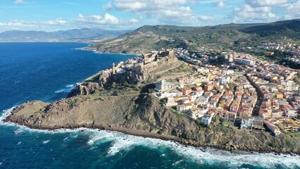 survol de la Sardaigne en Italie vers Castelsardo	
