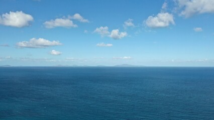 survol des plages au nord de la Sardaigne en Italie vers Castelsardo