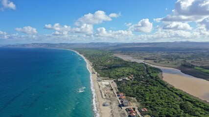 survol des plages au nord de la Sardaigne en Italie vers Castelsardo