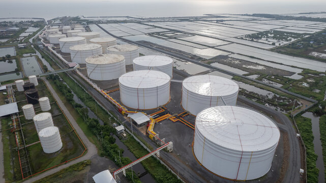 Reserve oil storage of the oil refinery
