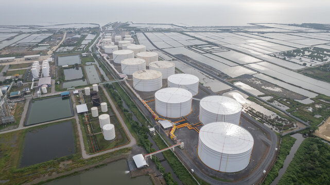 Reserve oil storage of the oil refinery