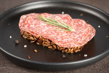 Vollkornbrot mit Salamischeiben - Close up