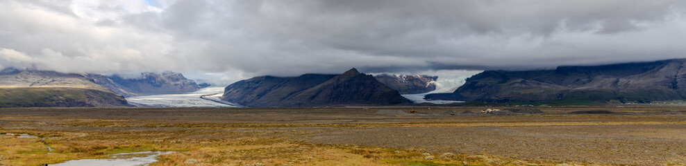 Fototapeta na wymiar Glaciers coming down the mountain, Vatnajökull Glacier and Solheimajokull 
