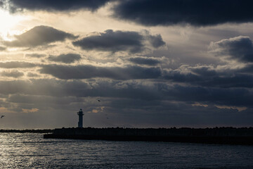 日の光の射す灯台