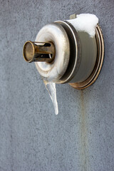 ストーブの吸排気筒とつらら