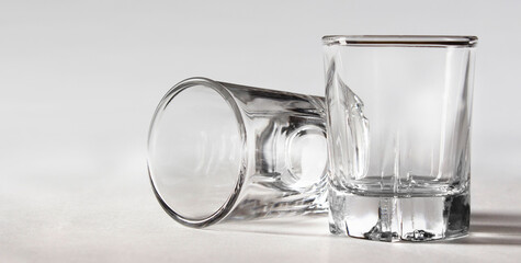 Shotgläser auf weißem Hintergrund