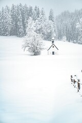 Eine Kapelle bei Wildsteig in tiefsten Winter in Bayern