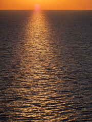 Sonnenuntergang mit Reflexionen auf dem Mittelmeer nähe Cannes