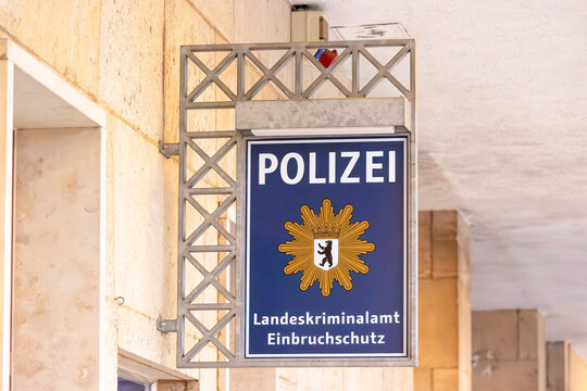 Schild der polizeilichen Beratungsstelle f&uuml;r Einbruchschutz in Berlin mit Aufschrift Polizei, Landeskriminalamt, Einbruchschutz und Wappen mit Polizeistern
