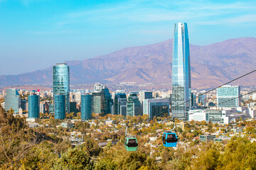 teleférico e a  vista aérea dos prédios   de Santiago do Chile 