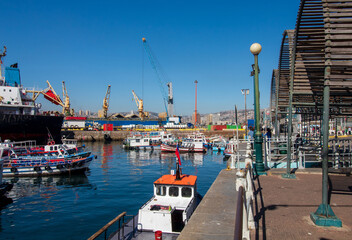  ancoradouro e, turismo com   grus, containers ,  barco,  navio no porto de  Vina del Mar, Valparaiso, Chile - obrazy, fototapety, plakaty