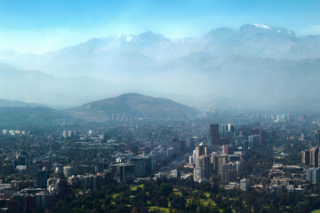 Fototapeta premium nevoa e o Cerro Manquehuito Santiago, Chile