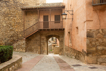 Fototapeta na wymiar Stone arch in the streets of the beautiful medieval village of Albarracín in Teruel (Spain).