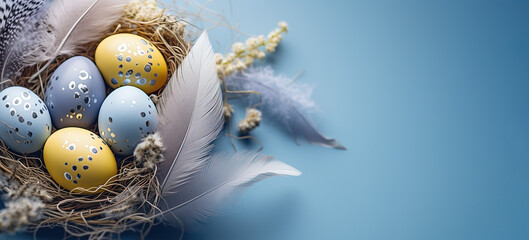 huevos de pascua en una cesta rustica pintados en azul, amarillo y dorado  sobre conjunto de plumas...